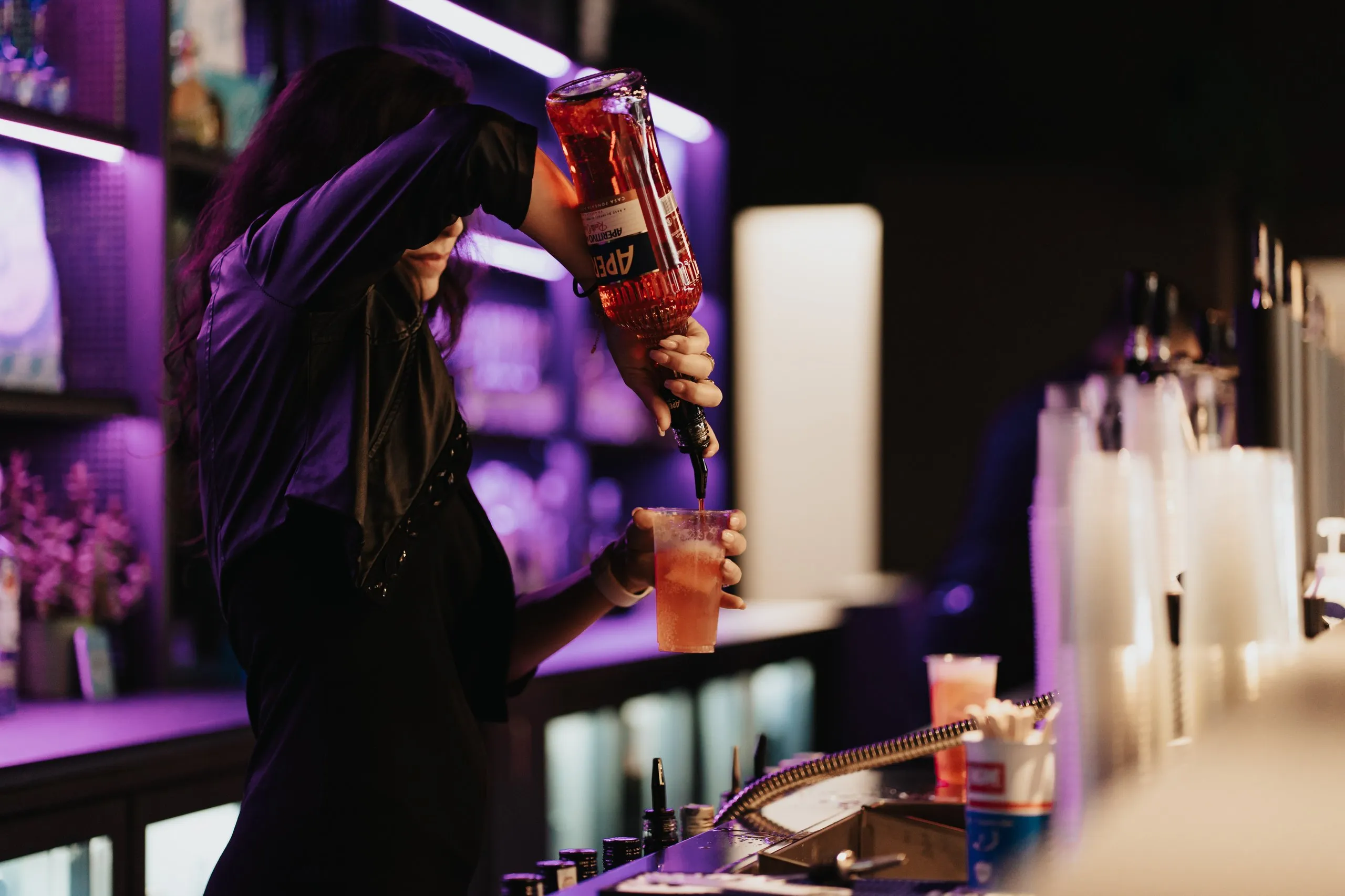 Bartender serve cocktail locale treviso